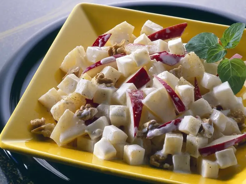 Käsesalat mit Ananas, Äpfeln und Nüssen