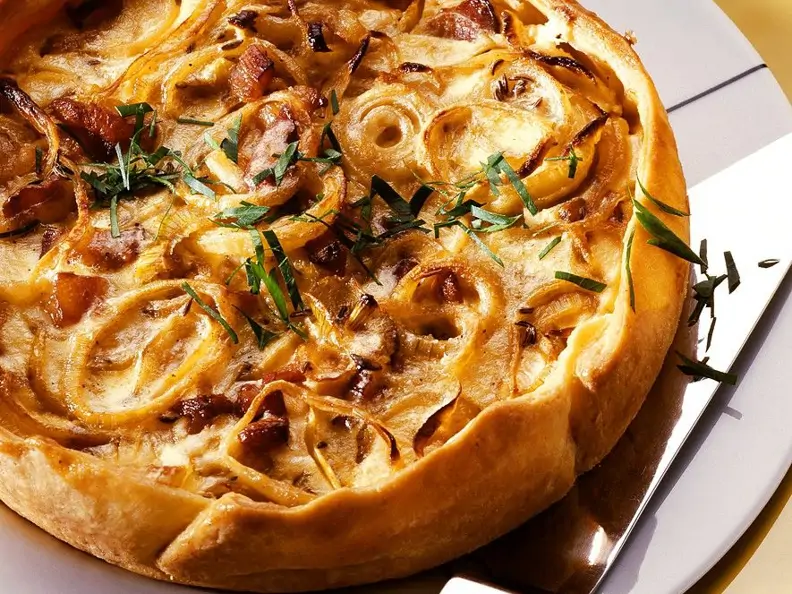 Zwiebelkuchen mit Speck