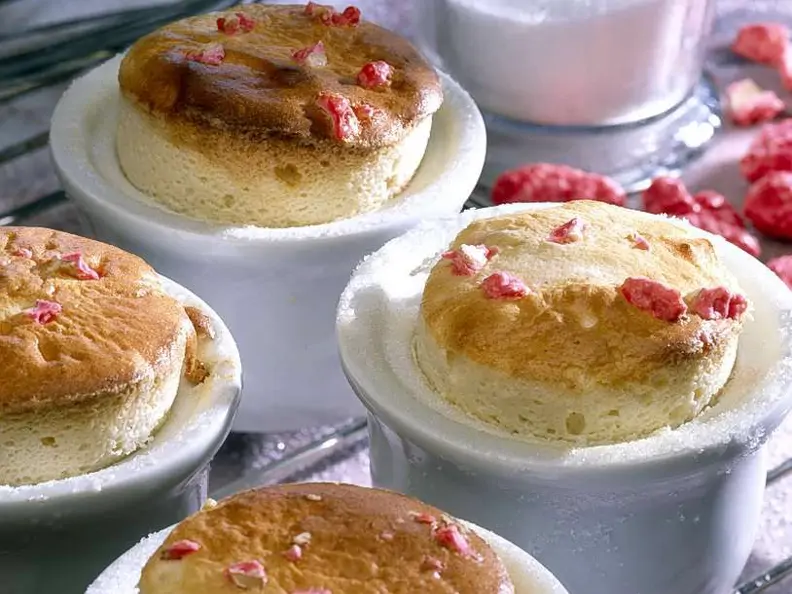 Soufflé mit gebrannten Mandeln