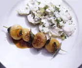 Zwiebelspieß mit sauren Kartoffeln