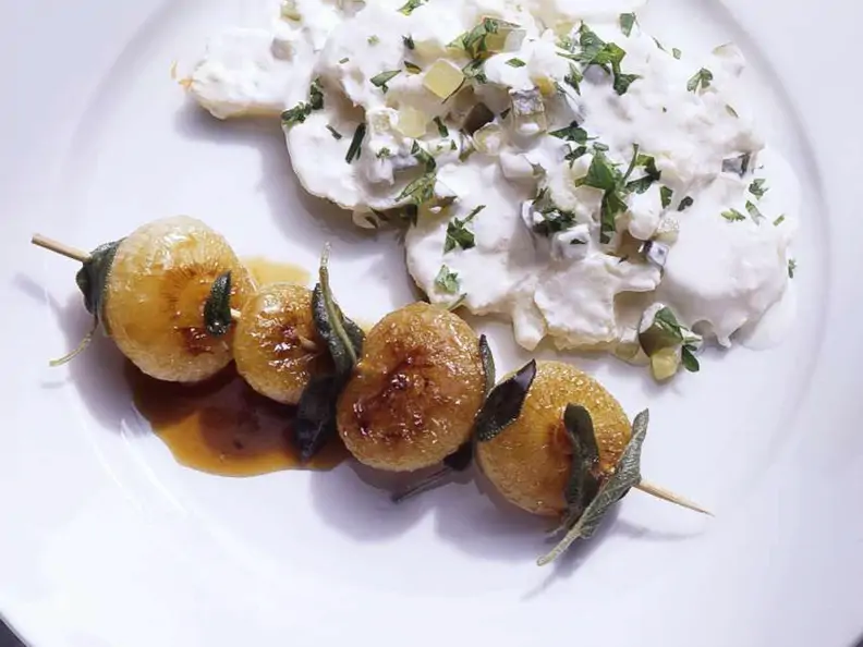 Zwiebelspieß mit sauren Kartoffeln