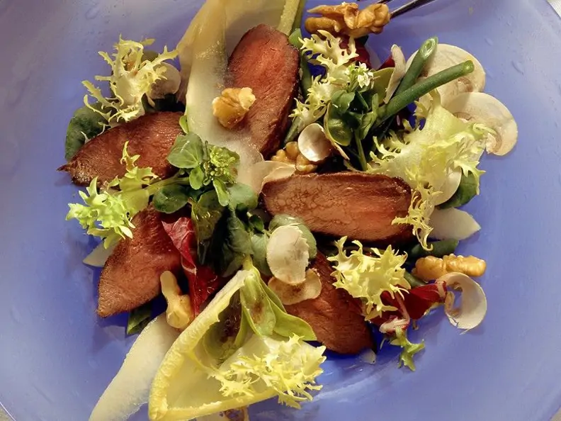 Hasenfilet auf Salatbett