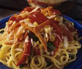 Eiernudelsalat mit buntem Gemüse