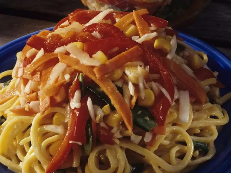 Eiernudelsalat mit buntem Gemüse