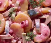 Kartoffelsalat mit Fisch und Fleisch