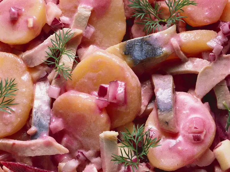 Kartoffelsalat mit Fisch und Fleisch