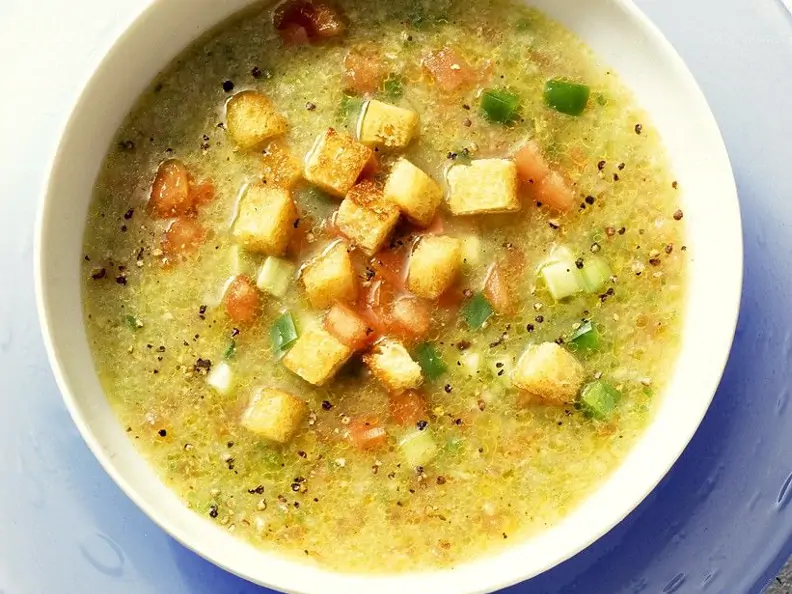 Gelbe Gazpacho mit Croûtons