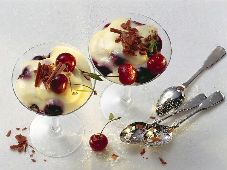 Vanillepudding mit Kirschen