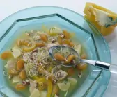 Sprossen-Gemüsesuppe mit Pute