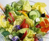 Gemischter Salat mit Blüten