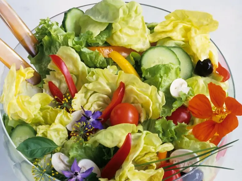 Gemischter Salat mit Blüten