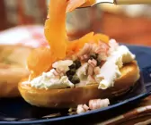 Frischkäse-Lachsbagel