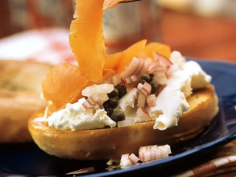Frischkäse-Lachsbagel