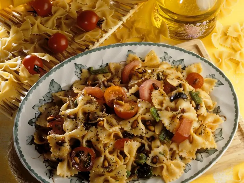 Mediterraner Nudelsalat