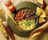 Hackfleisch mit Käseomelett und Salsa