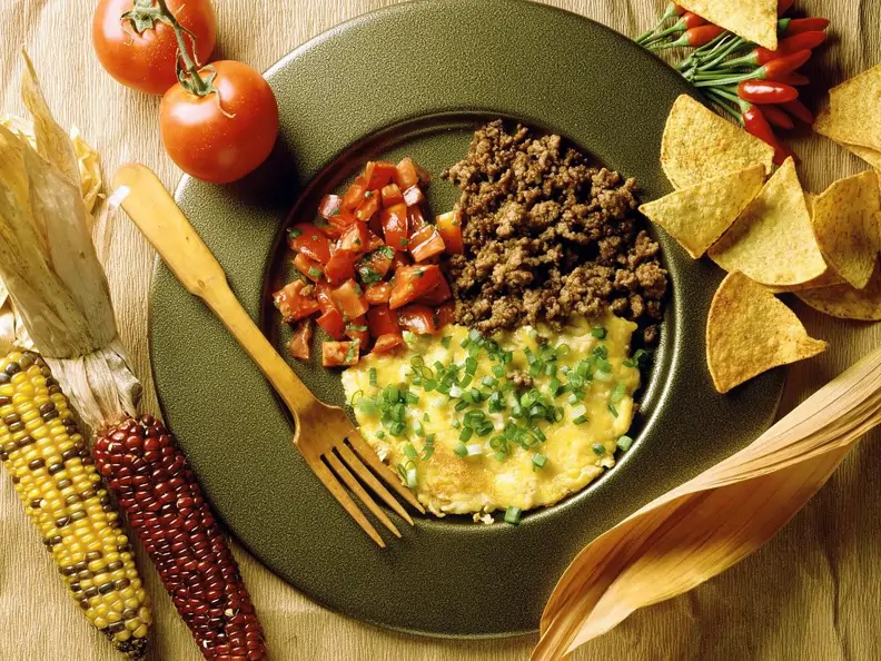 Hackfleisch mit Käseomelett und Salsa