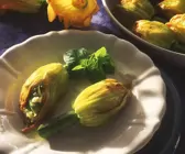 Zucchiniblüten mit Kartoffelfüllung