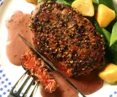 Filetsteaks mit Rotweinsauce und Gemüse