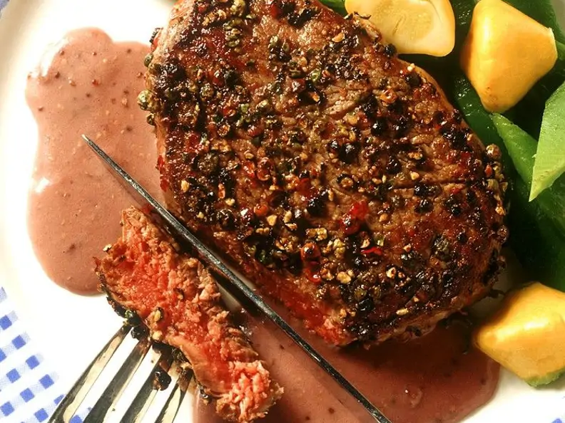 Filetsteaks mit Rotweinsauce und Gemüse