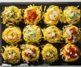Bunte Nudelnester