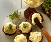 Pumpernickeltaler mit Kartoffelaufstrich