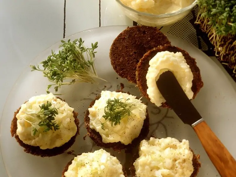 Pumpernickeltaler mit Kartoffelaufstrich