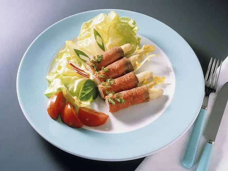 Spargel im Roastbeefmantel mit Salat
