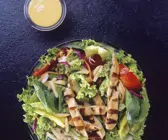 Sommerlicher Salat mit Hähnchenbrust