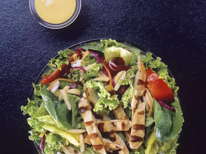 Sommerlicher Salat mit Hähnchenbrust