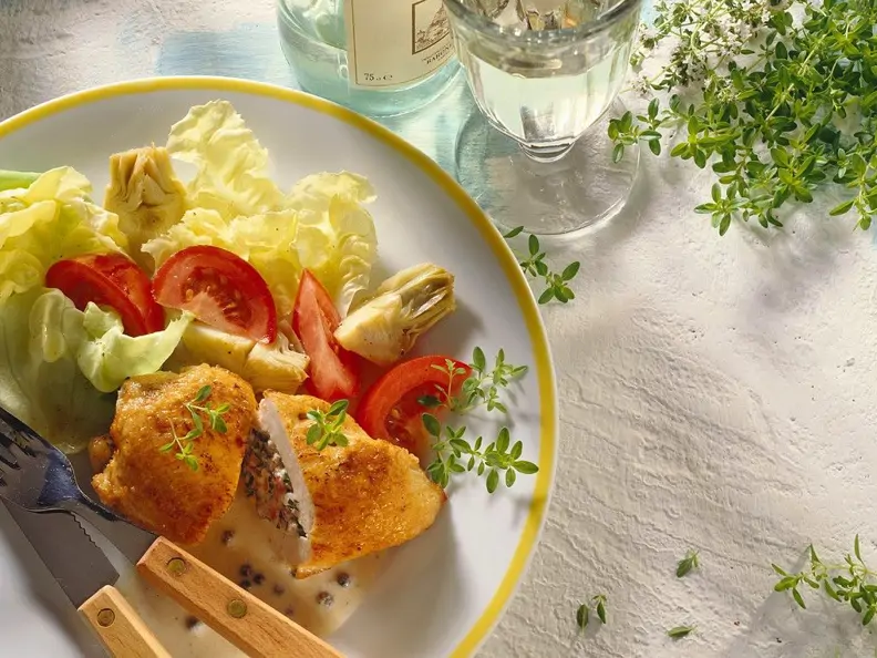 Hähnchen-Cordon Bleu mit Salat
