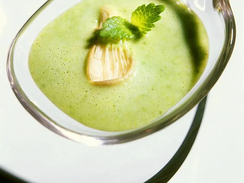 Sauerampfercremesuppe mit Pilzen