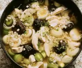 Hühnersuppe mit Graupen, Backpflaumen und Lauch