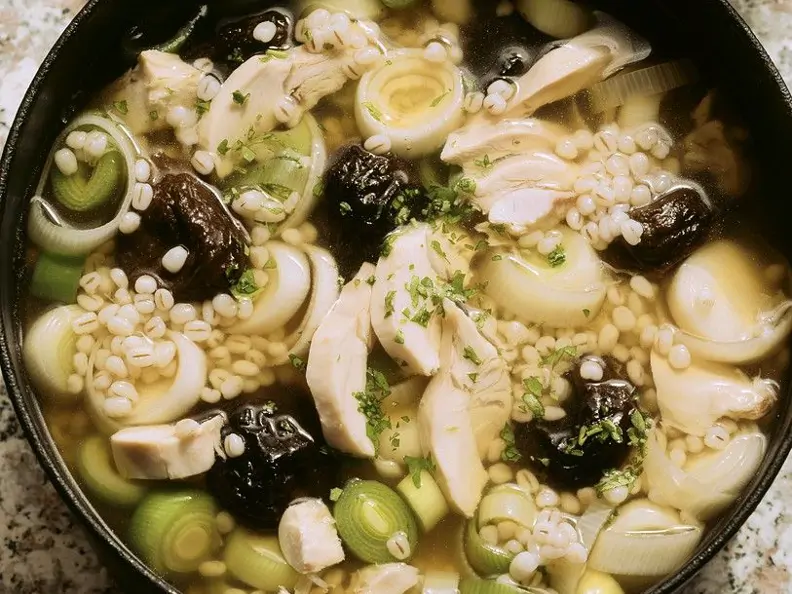 Hühnersuppe mit Graupen, Backpflaumen und Lauch