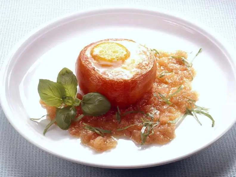 Tomate mit Ei gebacken