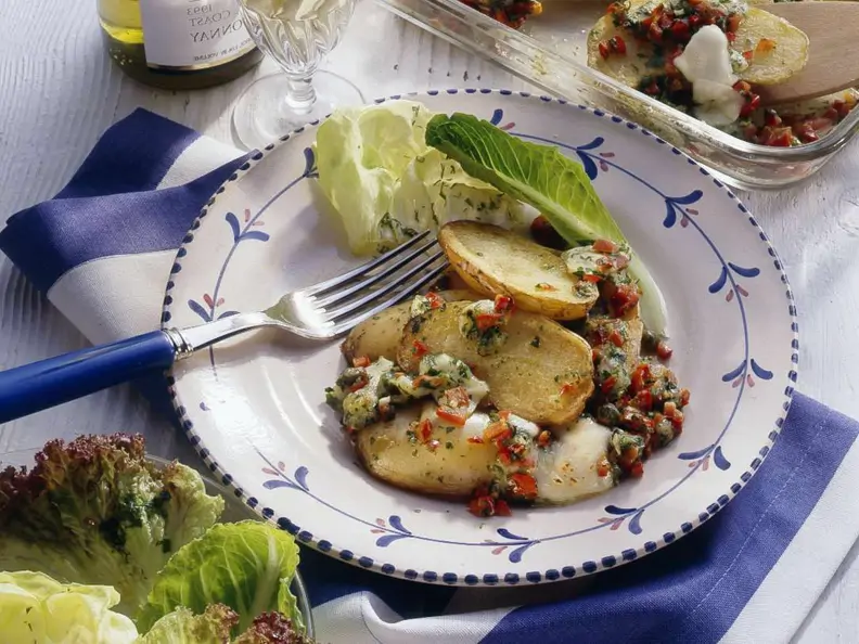 Bratkartoffelgratin mit Salat