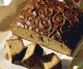 Fluffiger Schokokuchen mit Schokostückchen und Glasur