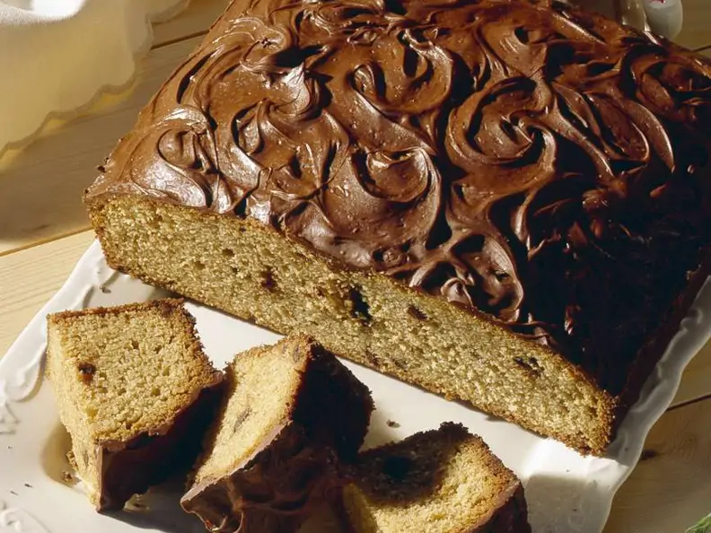 Fluffiger Schokokuchen mit Schokostückchen und Glasur