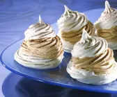 Kleine Baisertörtchen mit Cremefüllung