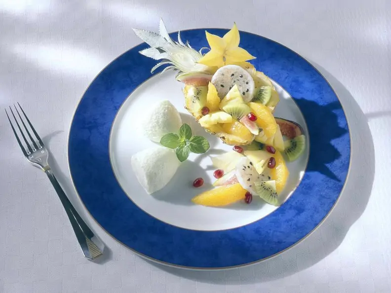 Limetteneis mit Früchten