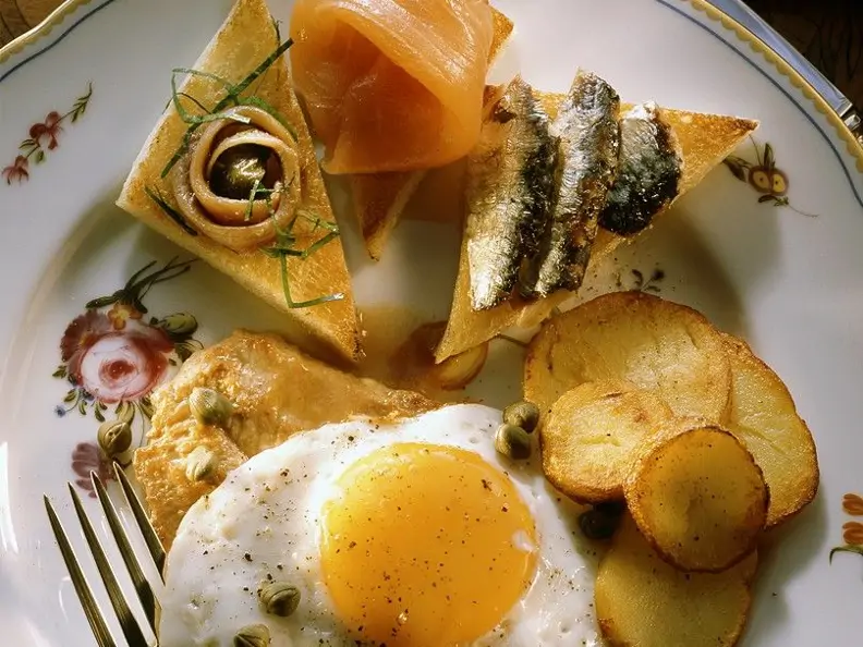 Schnitzel-Toast mit Ei