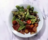Salat mit Zuckerschoten und Bündner Fleisch