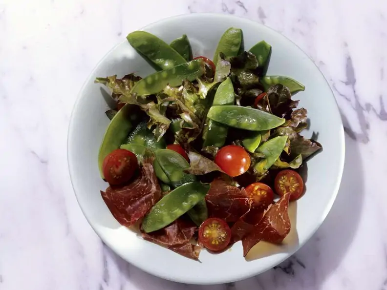 Salat mit Zuckerschoten und Bündner Fleisch