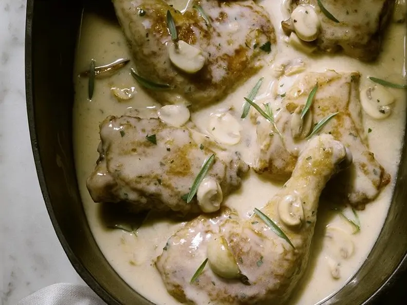 Poularde mit Champignon-Weinsauce