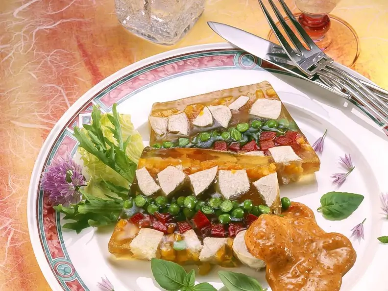 Sülze mit Geflügel und Gemüse
