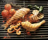 Gegrillte Meeresfrüchte, Hähnchen und Gemüse