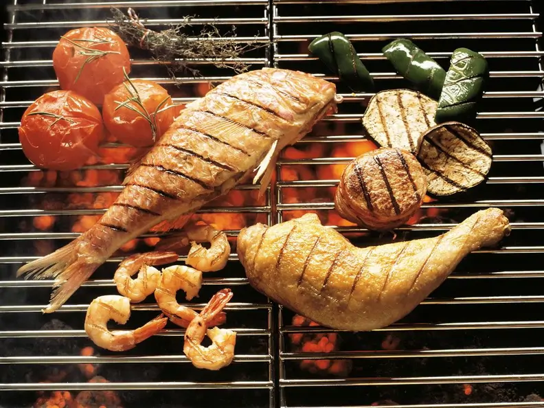 Gegrillte Meeresfrüchte, Hähnchen und Gemüse