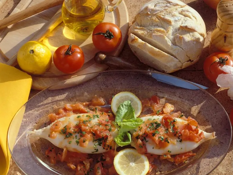 Tintenfischtuben in Tomatensauce