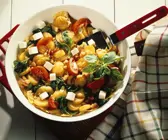 Kartoffelpfanne mit Gemüse und Käse