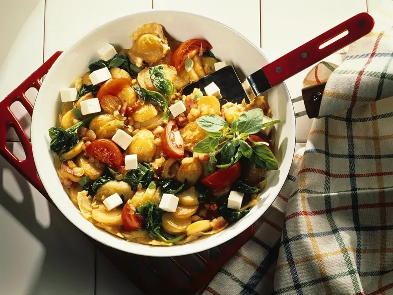 Kartoffelpfanne mit Gemüse und Käse
