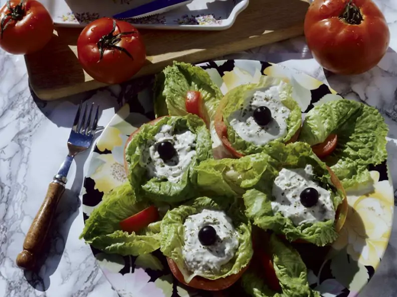 Tomaten mit Salatfüllung